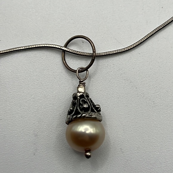 THREE ETRUSCAN LOOK PEARL AND STERLING PENDANTS ON 18” STERLING SNAKE CHAIN - Picture 4 of 8